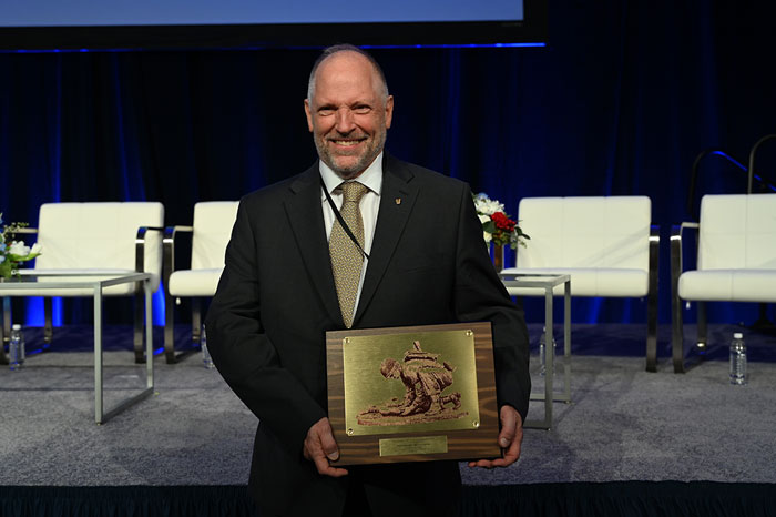 News: USARIEM's Chief Physiologist Receives Distinguished Service Award at MHSRS 2025